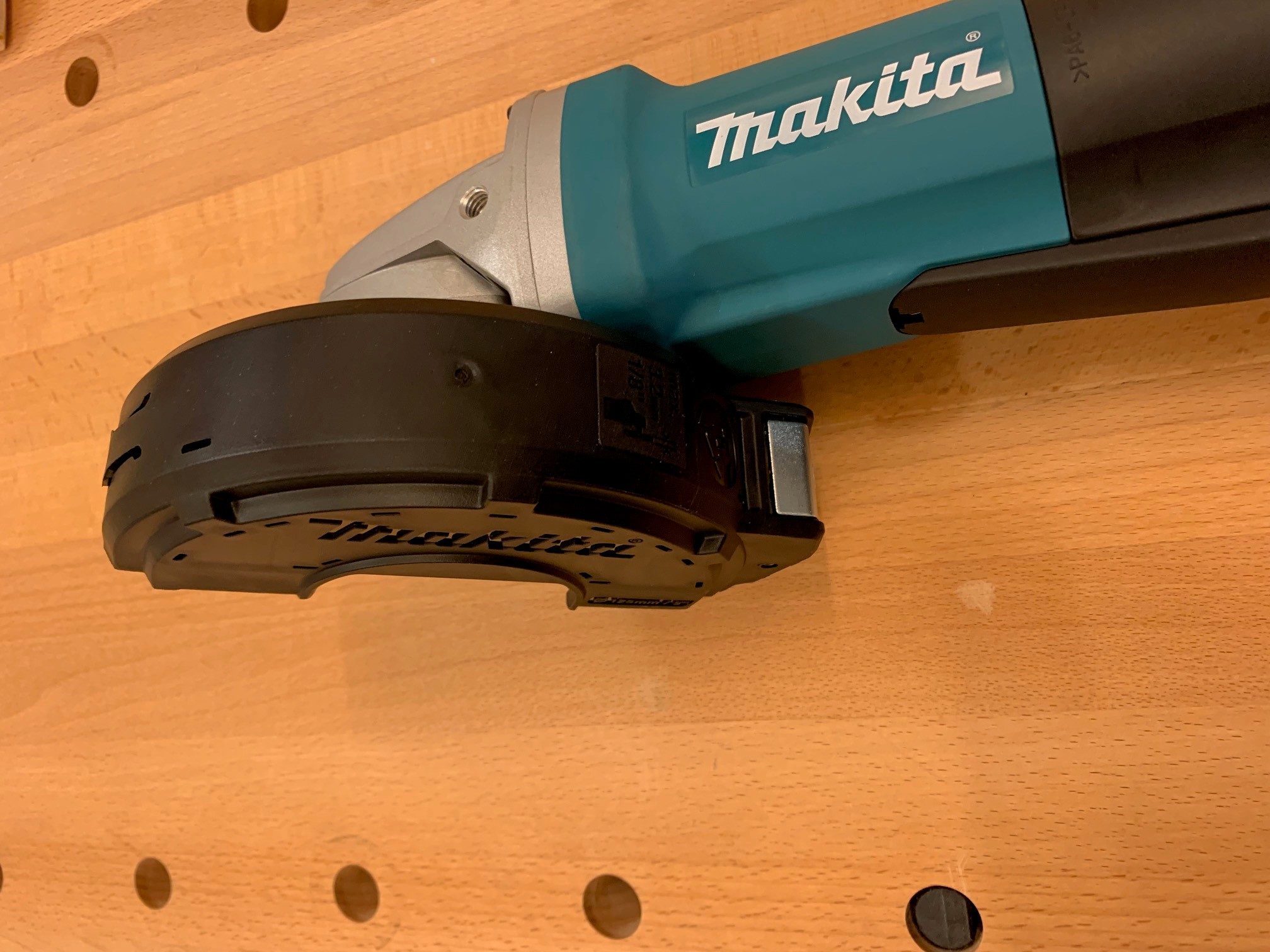 Makita Vinkelsliper 1400W ø125mm 9565PCV01 elektronikk