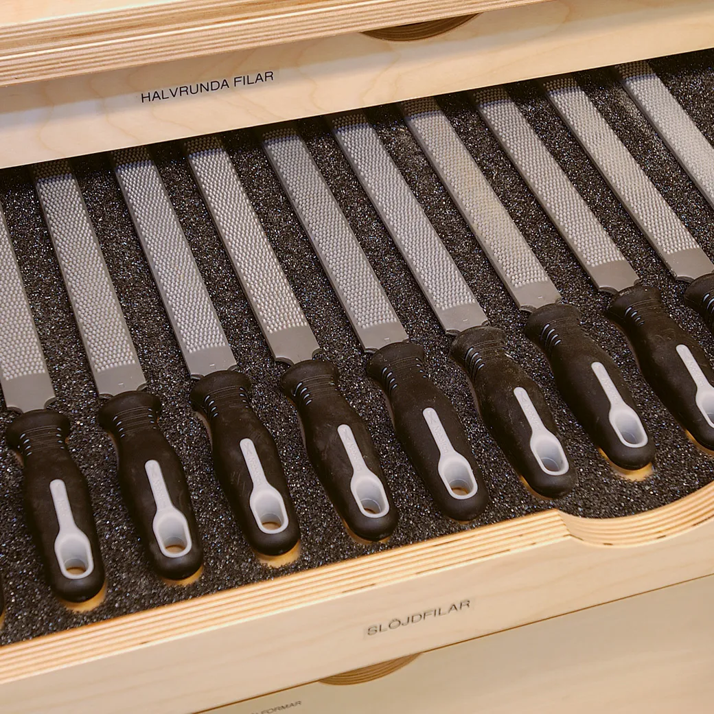 Sjøbergs Skap 1, 4 hyller / 4 skuffer, med skuminnlegg, bjørk