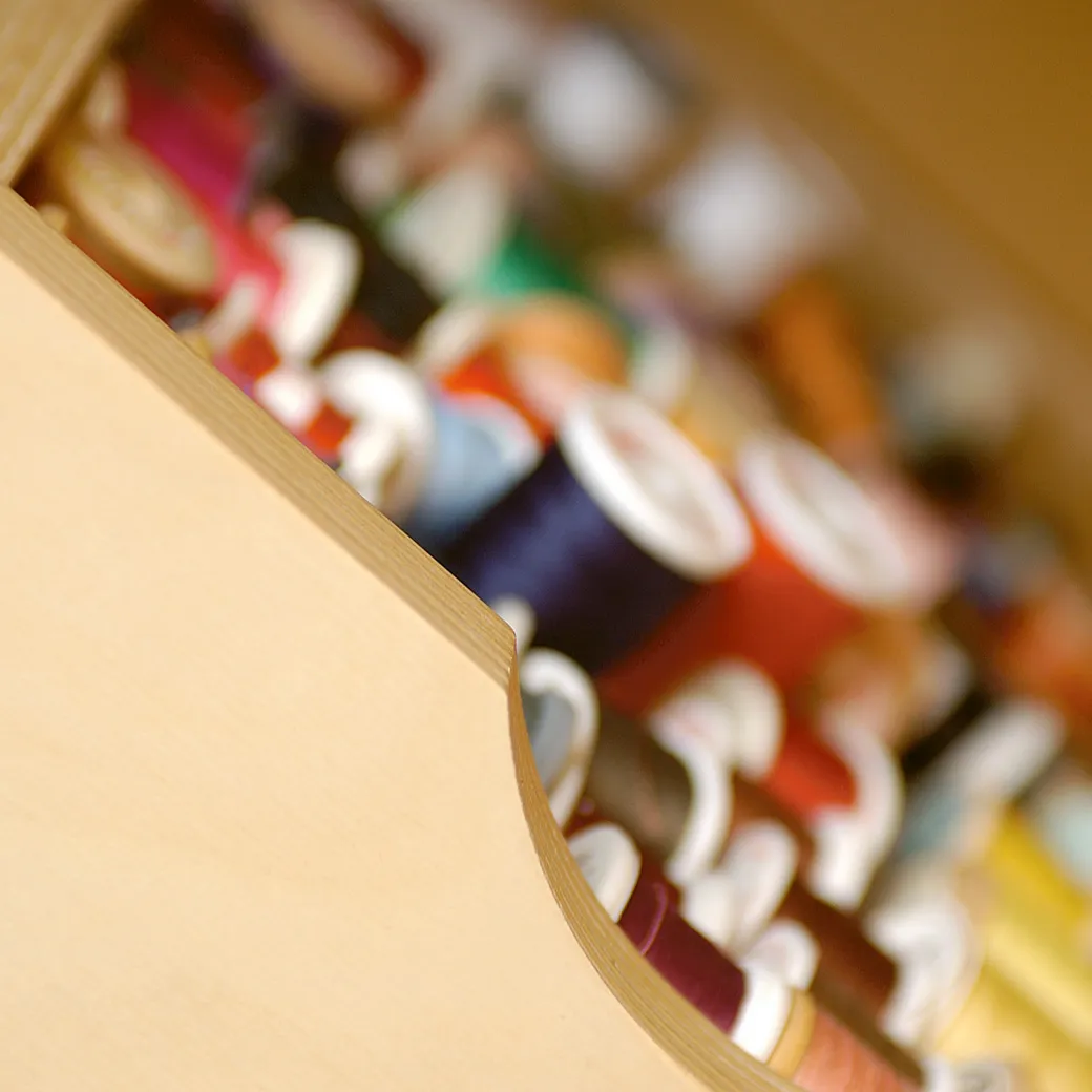 Sjøbergs Skap 1, 2 hyller / 4 skuffer, med tekstilinnredning, glass/bjørk