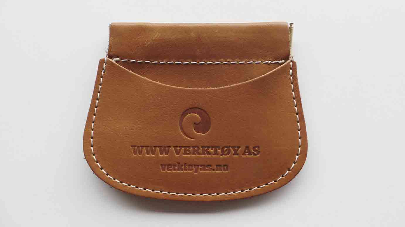 Myntpung clic brunt skinn logo